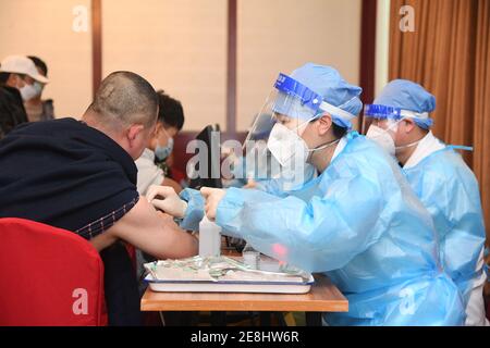 Peking, China. Januar 2021. Ein Arzt impft einen Empfänger mit der zweiten Dosis des Impfstoffes COVID-19 an einer temporären Impfstelle im Bezirk Haidian in Peking, der Hauptstadt Chinas, am 31. Januar 2021 ein. Die Verabreichung der zweiten Dosis von COVID-19-Impfstoffen für Schlüsselgruppen von Bewohnern in Peking begann am 22. Januar und wird voraussichtlich vor dem 8. Februar abgeschlossen sein. Bis Januar 19, Peking hat die Verabreichung der ersten Dosis des Jab unter bestimmten Gruppen von Menschen mit höheren Infektionsrisiken abgeschlossen, und über 1. Quelle: Xinhua/Alamy Live News Stockfoto