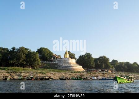 Bagan, Myanmar - Bupaya Pagode, eine bemerkenswerte Pagode an einer Biegung auf dem rechten Ufer des Ayeyarwady, oder Irrawaddy River. Stockfoto