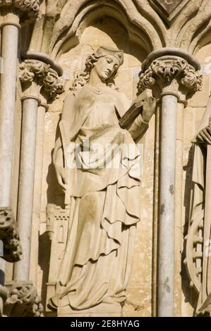 Viktorianische Skulptur der Märtyrerin St. Barbara mit dem Turm wurde sie in der West Front der Salisbury Cathedral, Wiltshire gehalten. Denkmal auf der Öffentlichkeit Stockfoto