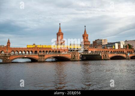 Gelbe S-Bahn auf der Oberbaumbrücke zwischen Kreuzberg und Friedrichshain, Spree, Berlin, Deutschland Stockfoto