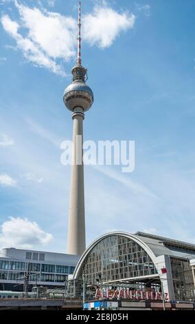 Fernsehturm, S-Bahnstation Alexanderplatz, Alexanderplatz, Mitte, Berlin, Deutschland Stockfoto
