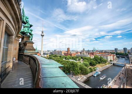 Aussichtsplattform des Berliner Doms, Blick auf den Fernsehturm und das Rote Rathaus, hinten das Alte Rathaus, rechts das Parochial Stockfoto