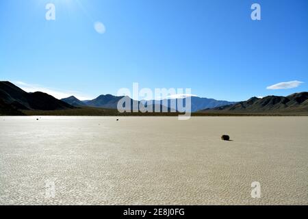 Segelfelsen verlassen einen langen Weg in der Wüste von Die Rennstrecke Playa markiert den Weg von einem der Geheimnisvolle bewegte Felsen im Death Valley Nation Stockfoto