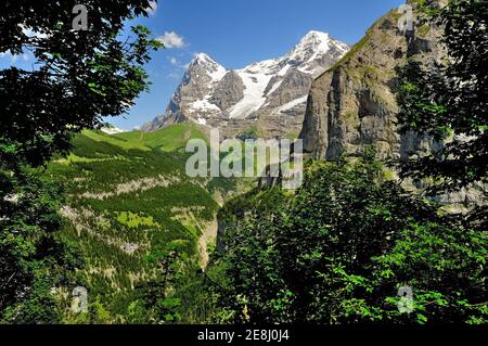 Blick auf den Eiger und den Mönch vom Lauterbrunnental bei Murren. Stockfoto