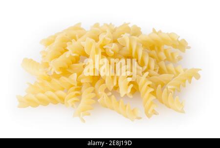 Haufen fusillier Pasta isoliert auf weißem Hintergrund Stockfoto