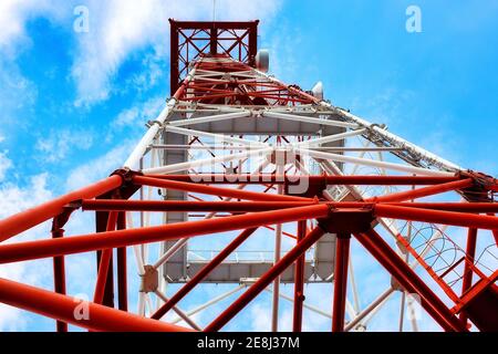 Der Kommunikationsturm steht gegen den Himmel mit Blick von unten nach oben. Stockfoto