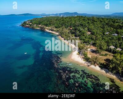 Luftaufnahme des klaren Wassers von Ong lang Strand, Insel Phu Quoc, Vietnam Stockfoto