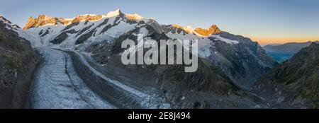 Sonnenaufgang, linkes Finsteraarhorn, Agassizhorn, großes Fiescherhorn, Mittelmoench und Eiger, Obereismeer, Bergpanorama, hochalpine Landschaft Stockfoto