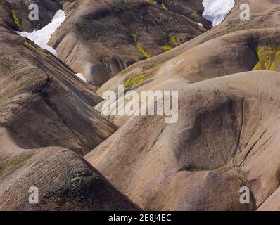 Malerischer Blick auf weite hügelige Land mit trockenem Gras bedeckt Und Schnee in ruhiger Natur bei Tageslicht Stockfoto