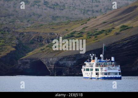 Kleines Kreuzfahrtschiff, Yacht, vor Bucaneers Cove, Santiago Island, Galapagos, Ecuador vor Anker Stockfoto