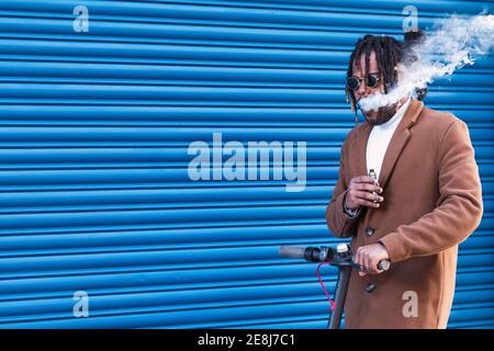 Von unten charmant glücklich weiblich im Sommer Outfit zu Fuß entlang Sandy Hill auf Hintergrund der Sonnenuntergang weg schauen Stockfoto