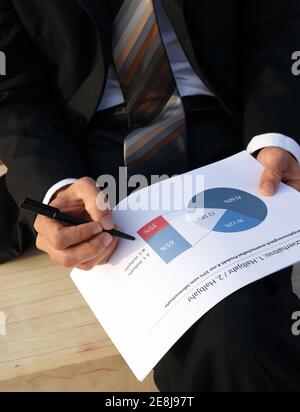 Businessman wertet Unternehmensdaten aus und prüft Diagramme und Werte Stockfoto