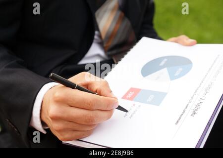 Businessman wertet Unternehmensdaten aus und prüft Diagramme und Werte Stockfoto