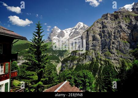 Blick auf den Eiger und den Mönch vom Lauterbrunnental bei Murren. Stockfoto