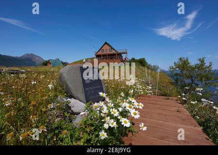 Gedenktafel für den japanischen Fotografen Michio Hoshino, hinter Grassy Lodge, Kurilskoye See, Kamtschatka, Russland Stockfoto