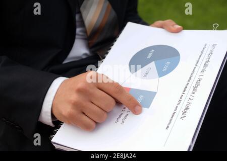 Businessman wertet Unternehmensdaten aus und prüft Diagramme und Werte Stockfoto