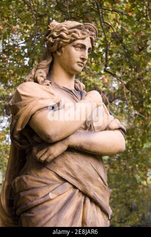 Terrakotta-Statue der altgriechischen Muse der Instrumentalmusik - Euterpe. Saint George's Gardens, Bloomsbury, London Statue auf der öffentlichen Ausstellung für Stockfoto