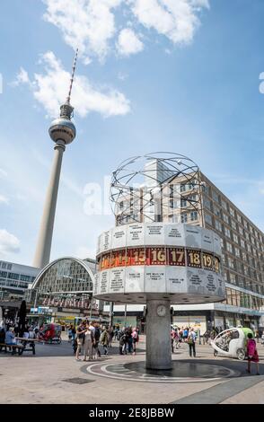 Alexanderplatz, Urania Weltzeituhr und Berliner Fernsehturm, Mitte, Berlin, Deutschland Stockfoto