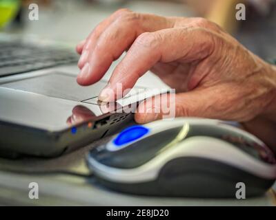Senioren Selbsthilfe Umgang mit Computer, Hand auf Trackpad, Maus Karlsruhe, Baden-Württemberg, Deutschland Stockfoto