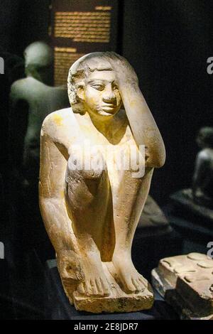 Ägypten, Alexandria, Nationalmuseum, Modellstatuette eines Dienstmannes, der kocht und seinen Kopf vor Feuer schützt. Stockfoto