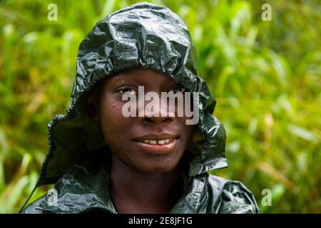 Hübsches Mädchen trägt ein Regenmantel lächelnd, Sao Tome, Sao Tome und Principe, Atlantik Stockfoto