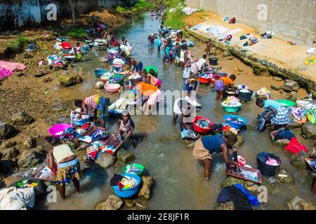 Frauen waschen Kleidung in einem Flussbett, Stadt Sao Tome, Sao Tome und Principe, Atlantik Stockfoto