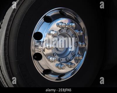 Michelin Reifen mit Chromfelge auf schwarzem Hintergrund Stockfoto