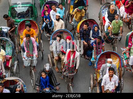 Komplett mit Rikschas überfüllte Straße im Zentrum von Dhaka, Bangladesch Stockfoto