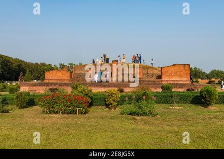 Einheimische posieren auf den buddhistischen Denkmälern von Mainamati, Bangladesch Stockfoto