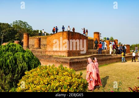 Einheimische posieren auf den buddhistischen Denkmälern von Mainamati, Bangladesch Stockfoto