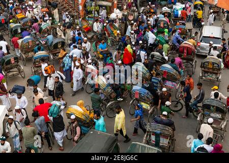 Komplett mit Rikschas überfüllte Straße im Zentrum von Dhaka, Bangladesch Stockfoto