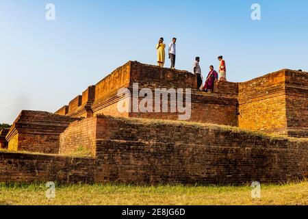 Einheimische posieren auf den buddhistischen Denkmälern von Mainamati, Bangladesch Stockfoto