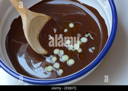 Flüssige Schokolade Beschichtung und Schmelzen Kakaobutter mit Löffel ( Theobroma cacao) , Oleum cacao Stockfoto