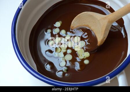 Flüssige Schokolade Beschichtung und Schmelzen Kakaobutter mit Löffel ( Theobroma cacao) , Oleum cacao Stockfoto