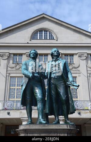 Goethe-Schiller-Denkmal vor dem Deutschen Nationaltheater Weimar, Thüringen Stockfoto