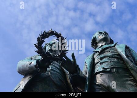 Goethe-Schiller-Denkmal vor dem Deutschen Nationaltheater Weimar, Thüringen Stockfoto