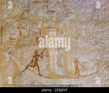 Ägypten, Guizeh, Grab der Königin Meresankh III. Meresankh und Hetepheres II erfüllen den Ritus des Ziehens des Papyrus. Stockfoto