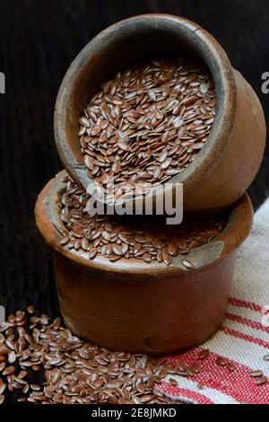 Leinsamen in Keramikgefäßen, Leinsamen ( Linum usitatissimum) Stockfoto