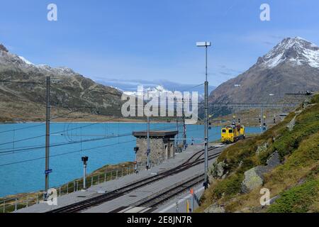 Bahnhof Ospizio Bernina (2253m) der Rhätischen Bahn, Lago Bianco, Bernina Pass, Engadin, Kanton Graubünden, Schweiz Stockfoto