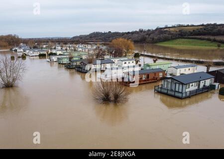 Offenham, Worcestershire, Großbritannien. Januar 31, 2021. Der Offenham Caravan Park wurde von Überschwemmungen überschwemmt, nachdem der Fluss Avon seine Ufer geplatzt hatte. Der Fluss liegt über 3 Meter über seinem normalen Niveau. Eine Brücke in der Nähe des Parks wurde ebenfalls durch das Hochwasser abgeschnitten. PIC by Credit: Stop Press Media/Alamy Live News Stockfoto