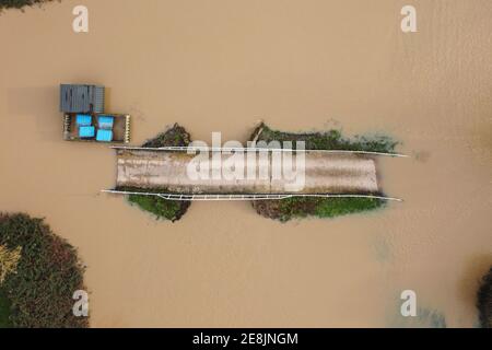 Offenham, Worcestershire, Großbritannien. Januar 31, 2021. Der Offenham Caravan Park wurde von Überschwemmungen überschwemmt, nachdem der Fluss Avon seine Ufer geplatzt hatte. Der Fluss liegt über 3 Meter über seinem normalen Niveau. Eine Brücke in der Nähe des Parks wurde ebenfalls durch das Hochwasser abgeschnitten. PIC by Credit: Stop Press Media/Alamy Live News Stockfoto