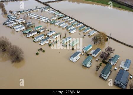 Offenham, Worcestershire, Großbritannien. Januar 31, 2021. Der Offenham Caravan Park wurde von Überschwemmungen überschwemmt, nachdem der Fluss Avon seine Ufer geplatzt hatte. Der Fluss liegt über 3 Meter über seinem normalen Niveau. Eine Brücke in der Nähe des Parks wurde ebenfalls durch das Hochwasser abgeschnitten. PIC by Credit: Stop Press Media/Alamy Live News Stockfoto