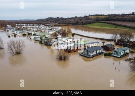 Offenham, Worcestershire Vereinigtes Königreich. 31. Januar 2021. Der Offenham Caravan Park wurde von Überschwemmungen überschwemmt, nachdem der Fluss Avon seine Ufer geplatzt hatte. Der Fluss liegt über 3 Meter über seinem normalen Niveau. Eine Brücke in der Nähe des Parks wurde ebenfalls durch das Hochwasser abgeschnitten. PIC by Stop Press Media/Alamy Live News Stockfoto