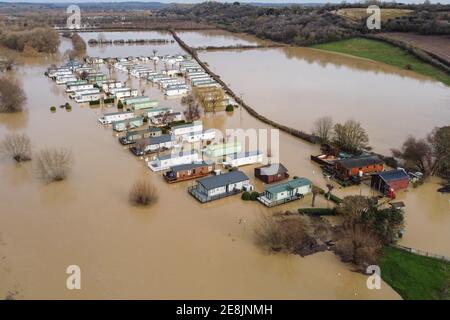 Offenham, Worcestershire Vereinigtes Königreich. 31. Januar 2021. Der Offenham Caravan Park wurde von Überschwemmungen überschwemmt, nachdem der Fluss Avon seine Ufer geplatzt hatte. Der Fluss liegt über 3 Meter über seinem normalen Niveau. Eine Brücke in der Nähe des Parks wurde ebenfalls durch das Hochwasser abgeschnitten. PIC by Stop Press Media/Alamy Live News Stockfoto