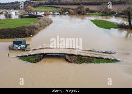 Offenham, Worcestershire Vereinigtes Königreich. 31. Januar 2021. Der Offenham Caravan Park wurde von Überschwemmungen überschwemmt, nachdem der Fluss Avon seine Ufer geplatzt hatte. Der Fluss liegt über 3 Meter über seinem normalen Niveau. Eine Brücke in der Nähe des Parks wurde ebenfalls durch das Hochwasser abgeschnitten. PIC by Stop Press Media/Alamy Live News Stockfoto