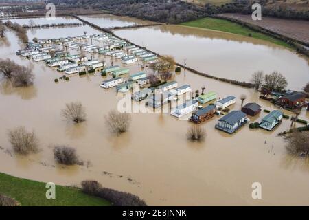 Offenham, Worcestershire Vereinigtes Königreich. 31. Januar 2021. Der Offenham Caravan Park wurde von Überschwemmungen überschwemmt, nachdem der Fluss Avon seine Ufer geplatzt hatte. Der Fluss liegt über 3 Meter über seinem normalen Niveau. Eine Brücke in der Nähe des Parks wurde ebenfalls durch das Hochwasser abgeschnitten. PIC by Stop Press Media/Alamy Live News Stockfoto