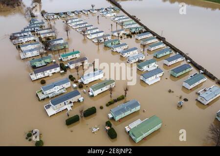 Offenham, Worcestershire Vereinigtes Königreich. 31. Januar 2021. Der Offenham Caravan Park wurde von Überschwemmungen überschwemmt, nachdem der Fluss Avon seine Ufer geplatzt hatte. Der Fluss liegt über 3 Meter über seinem normalen Niveau. Eine Brücke in der Nähe des Parks wurde ebenfalls durch das Hochwasser abgeschnitten. PIC by Stop Press Media/Alamy Live News Stockfoto