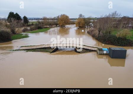 Offenham, Worcestershire Vereinigtes Königreich. 31. Januar 2021. Der Offenham Caravan Park wurde von Überschwemmungen überschwemmt, nachdem der Fluss Avon seine Ufer geplatzt hatte. Der Fluss liegt über 3 Meter über seinem normalen Niveau. Eine Brücke in der Nähe des Parks wurde ebenfalls durch das Hochwasser abgeschnitten. PIC by Stop Press Media/Alamy Live News Stockfoto