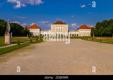 MÜNCHEN, 28. JUNI 2013: Schloss Nymphenburg in München. Dieser barocke Palast wurde um 1675 als Hauptsommersitz für die ersteren erbaut Stockfoto