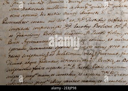 Alte Handschrift des 1700. Jahrhunderts in Tinte und Gänsefeder auf Italienisch geschrieben. Antiker Brief mit handgeschriebenem Text. Hintergrund mit gefärbter Textur. Vintage Stockfoto